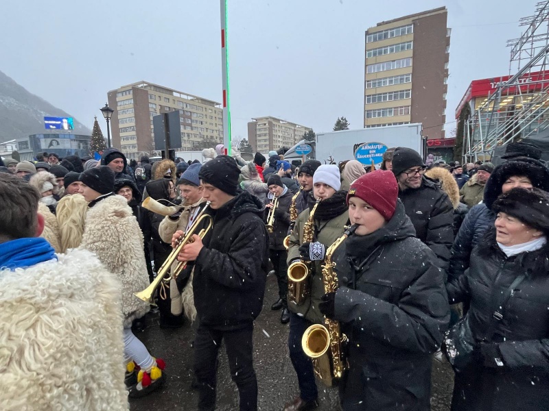 Video-foto. Parada datinilor şi obiceiurilor româneşti din timpul sărbătorilor de iarnă de la Piatra Neamț 10 WhatsApp Image 2025 12 28 at 16.03.52