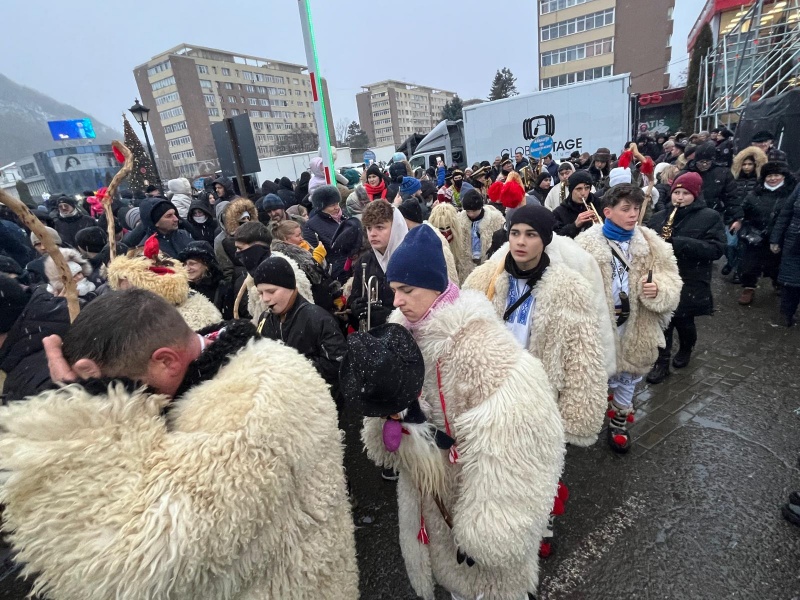 Video-foto. Parada datinilor şi obiceiurilor româneşti din timpul sărbătorilor de iarnă de la Piatra Neamț 11 WhatsApp Image 2025 12 28 at 16.03.53