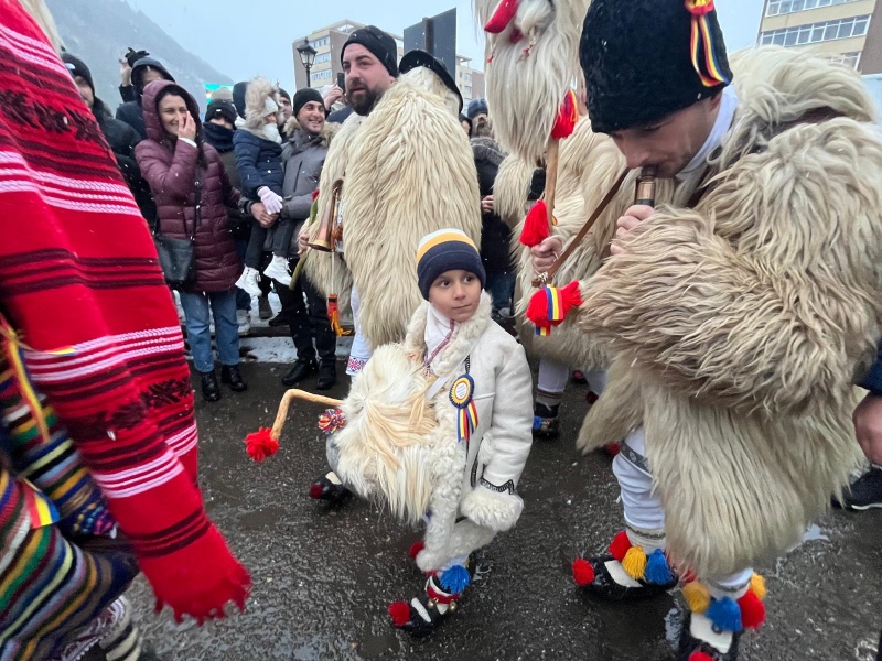 Video-foto. Parada datinilor şi obiceiurilor româneşti din timpul sărbătorilor de iarnă de la Piatra Neamț 12 WhatsApp Image 2025 12 28 at 16.03.54