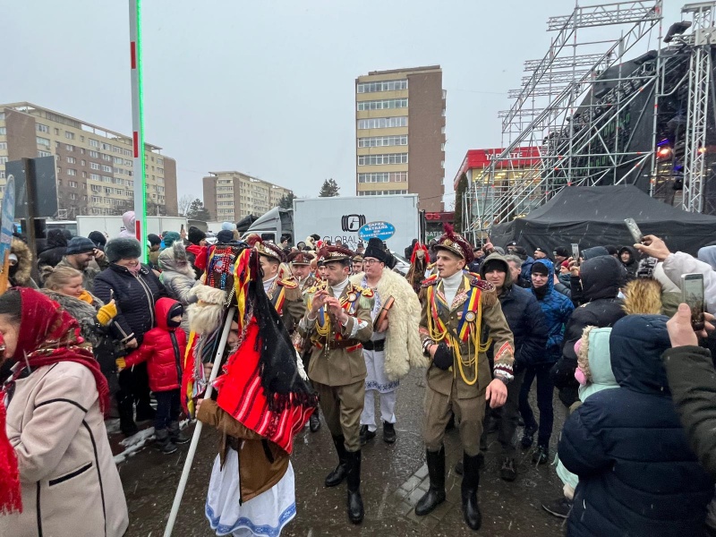 Video-foto. Parada datinilor şi obiceiurilor româneşti din timpul sărbătorilor de iarnă de la Piatra Neamț 3 WhatsApp Image 2025 12 28 at 16.03.55 1