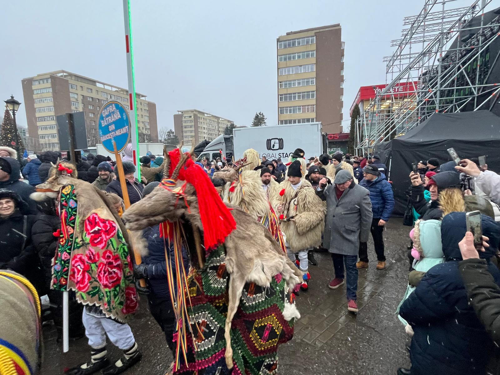 Video-foto. Parada datinilor şi obiceiurilor româneşti din timpul sărbătorilor de iarnă de la Piatra Neamț 5 WhatsApp Image 2025 12 28 at 16.03.55