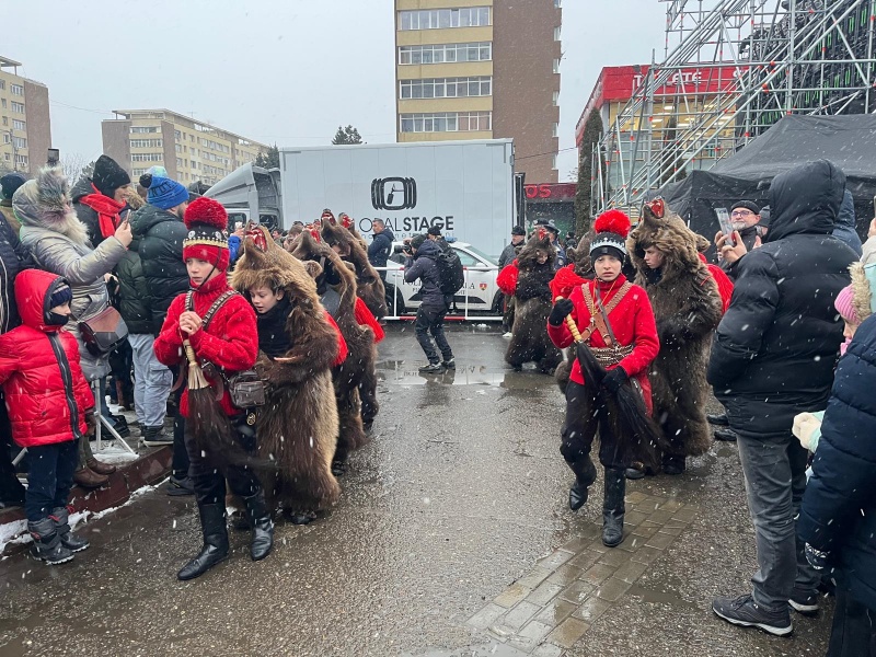 Video-foto. Parada datinilor şi obiceiurilor româneşti din timpul sărbătorilor de iarnă de la Piatra Neamț 6 WhatsApp Image 2025 12 28 at 16.03.56