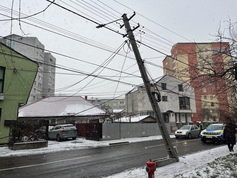 VIDEO. FOTO. Piatra Neamț. Un utilaj de dezăpezire a lovit un stâlp de electricitate 1 WhatsApp Image 2025 12 30 at 12.32.47 2