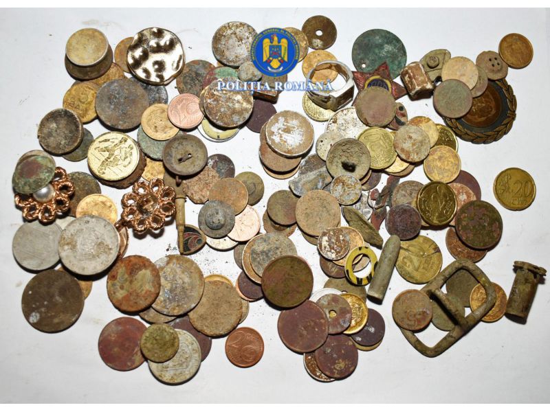 Neamț: Furt de artefacte, bunuri de patrimoniu descoperite la două adrese bani 1