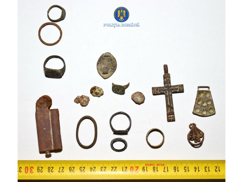 Neamț: Furt de artefacte, bunuri de patrimoniu descoperite la două adrese 2 bani 2