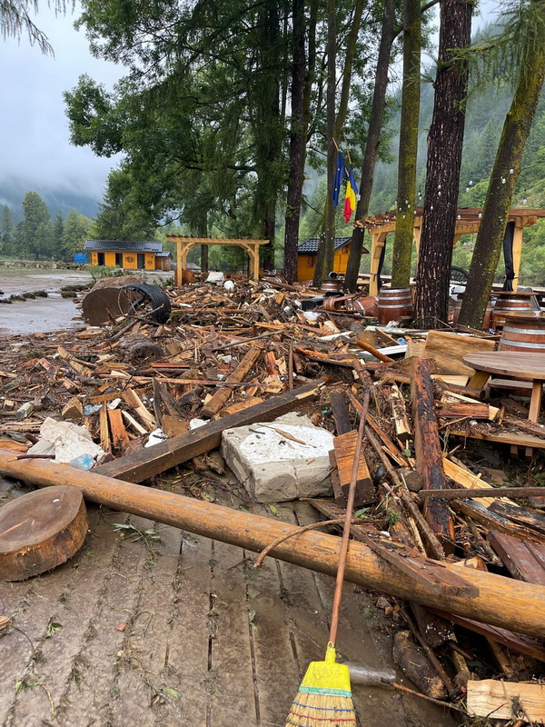 ”Sfântul Potop” sau despre o altfel de față a oamenilor în fața inundațiilor 4 borca inundatii ponton madei