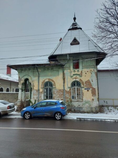 Primăria Piatra-Neamț majorează cu 100% impozitele pentru proprietățile neîngrijite. Convocare de urgență a Consiliului Local pe 30 decembrie casa parasita