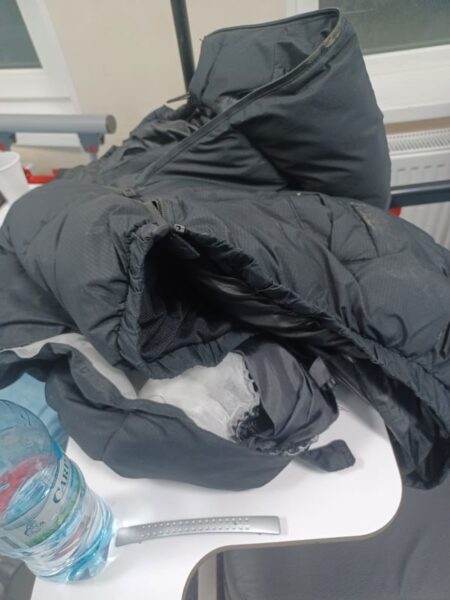 Foto- video. O agresiune asupra unui adolescent de Crăciun și câteva lucruri neclare haine rupte