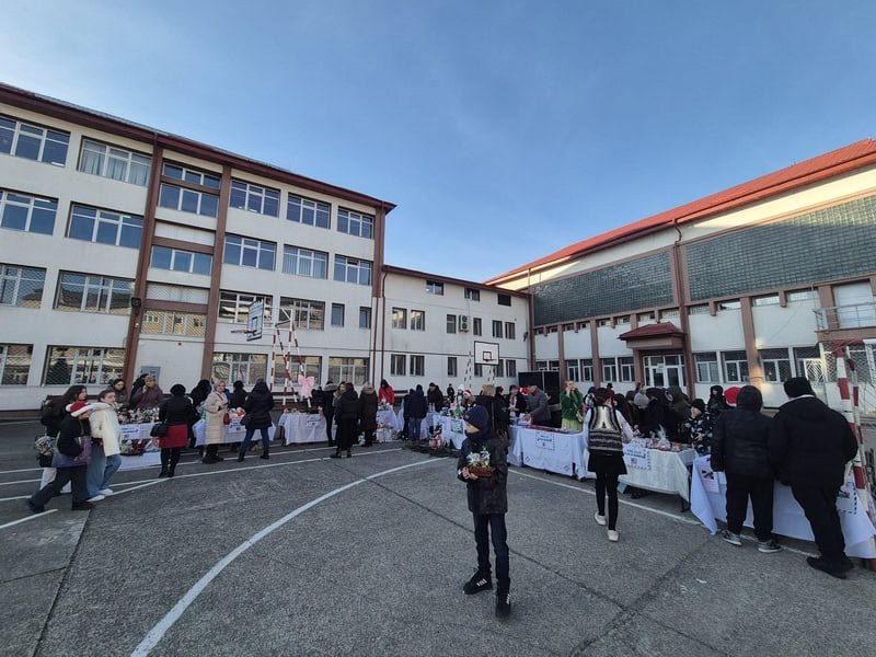 liceu conta 2025 6 resize - Târgul Caritabil de Crăciun – elevii Liceului „Vasile Conta”, antreprenori pentru o cauză nobilă
