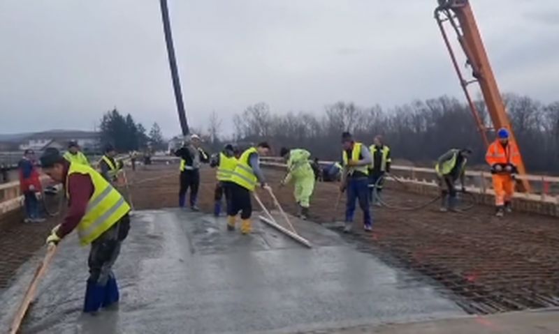 Video. Se toarnă betonul pe podul de la Girov 1 pod girov 2