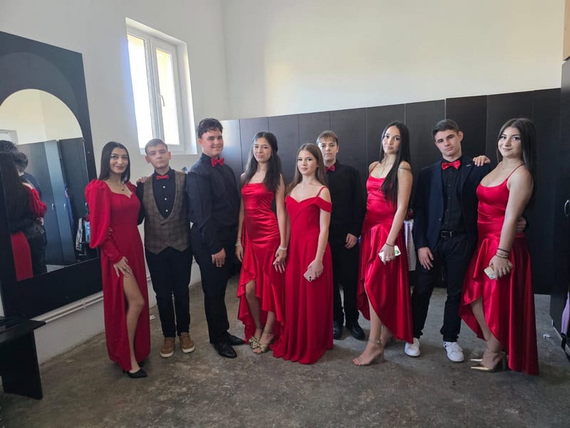 Balul Bobocilor – ediția 2025 la Școala Săvinești: ”Hollywood red carpet”