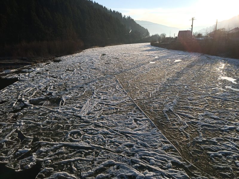 Foto. Primele aglomerări de ghețuri pe râul Bistrița, în amonte de acumularea Izvorul Muntelui. Situația este monitorizată permanent 1 zai 1