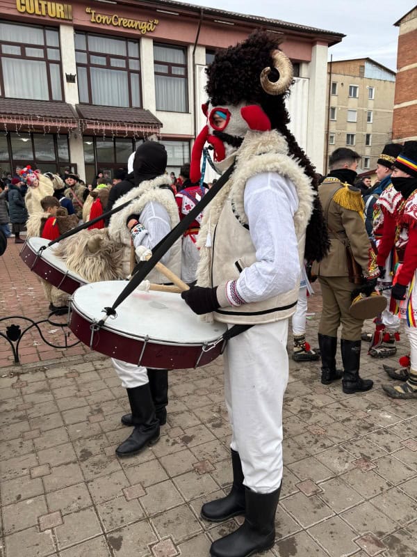 WhatsApp Image 2026 01 02 at 09.46.36 1 - FOTO. Festivalul Obiceiurilor și Tradițiilor de Anul Nou de la Târgu Neamț
