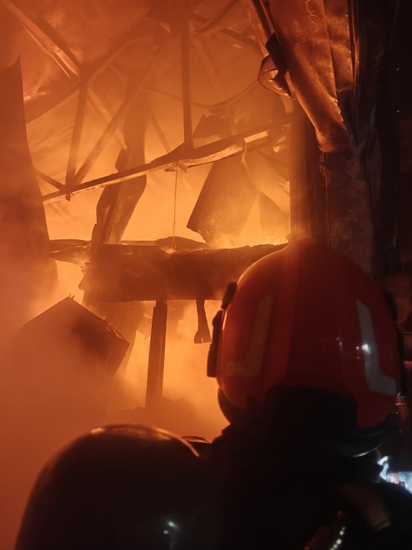 FOTO. Incendiu la un service din Roman. Pompierii au muncit 4 ore pentru a stinge flăcările 2 WhatsApp Image 2026 01 20 at 11.33.26