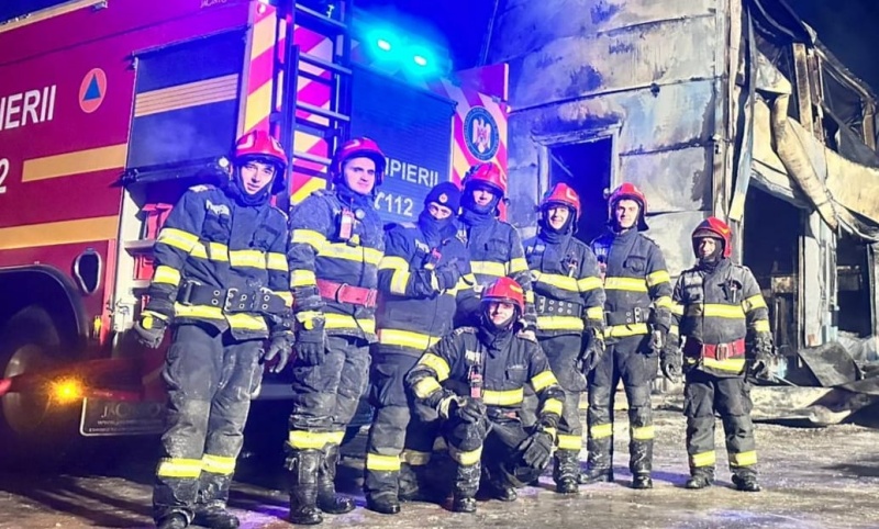 FOTO. Incendiu la un service din Roman. Pompierii au muncit 4 ore pentru a stinge flăcările 4 WhatsApp Image 2026 01 20 at 11.45.22 1