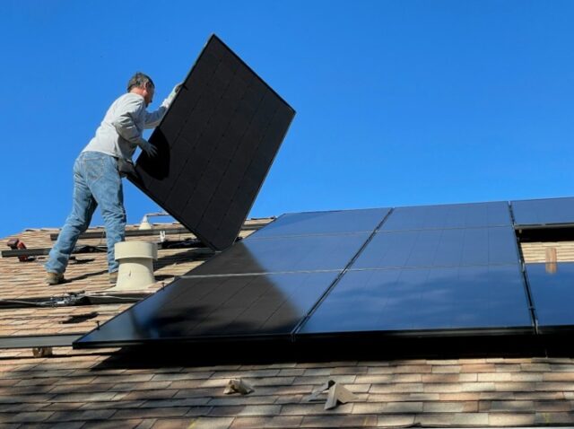 Energia care lucrează pentru tine: de ce panourile fotovoltaice schimbă modul în care îți privești locuința 1 acoperis panou