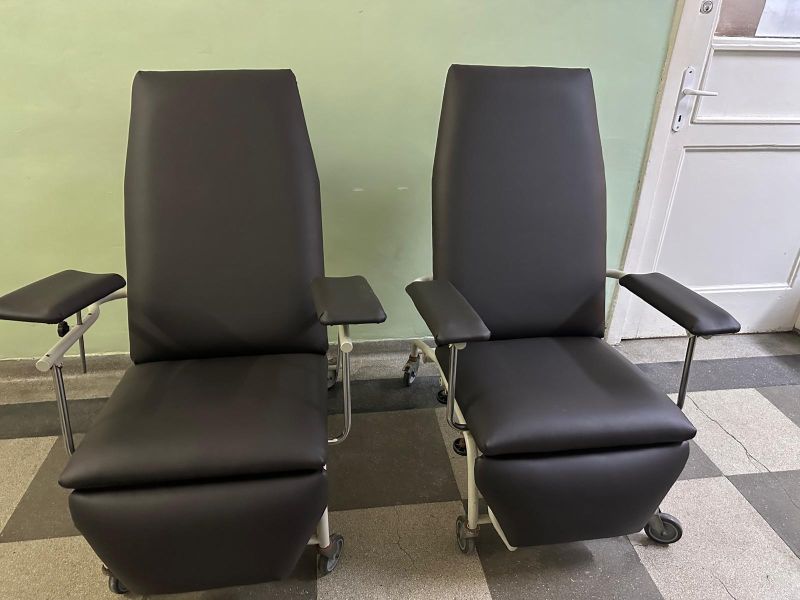 După semnalul tras de Mesagerul de Neamț, fotoliile degradate din Oncologie au fost retapițate. Nici măcar n-a fost greu, dar a fost nevoie de-un brâci mediatic 2 fotolii 2