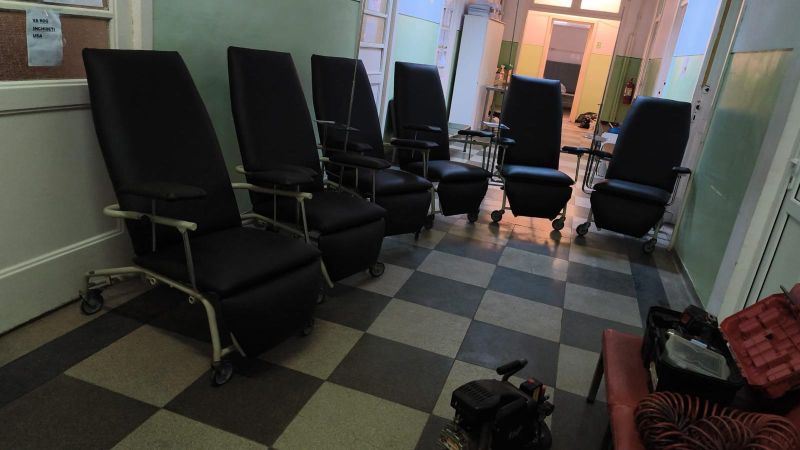 După semnalul tras de Mesagerul de Neamț, fotoliile degradate din Oncologie au fost retapițate. Nici măcar n-a fost greu, dar a fost nevoie de-un brâci mediatic 3 fotolii 4