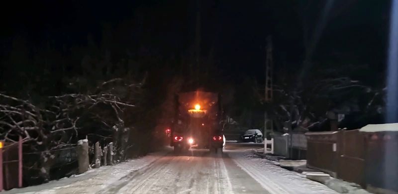 Bilanțul unei nopți de viscol în Neamț: Niciun drum închis, sute de tone de material antiderapant aruncate pe șosele 1 imagine utilaj 1