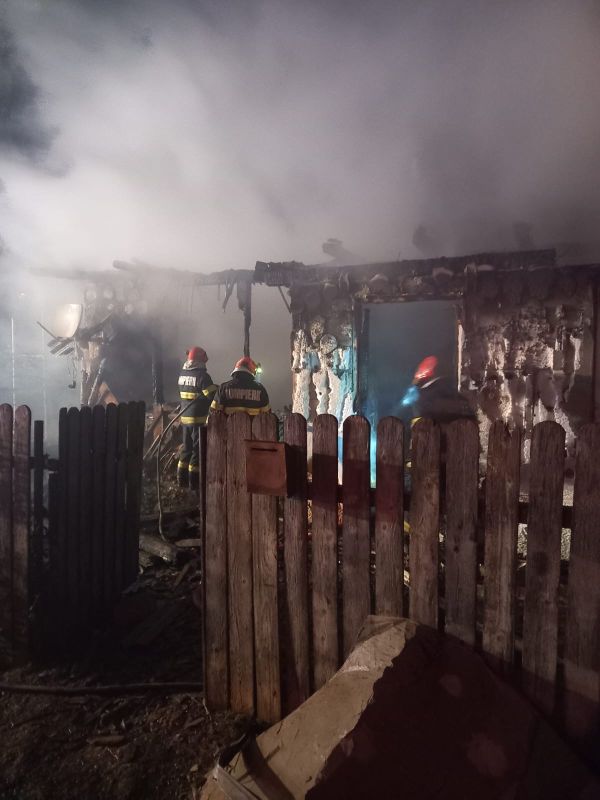 Incendiu cu consecințe tragice la Bicaz: o persoană decedată a fost carbonizată, în casă era organizat priveghi-ul 1 incendiu 1