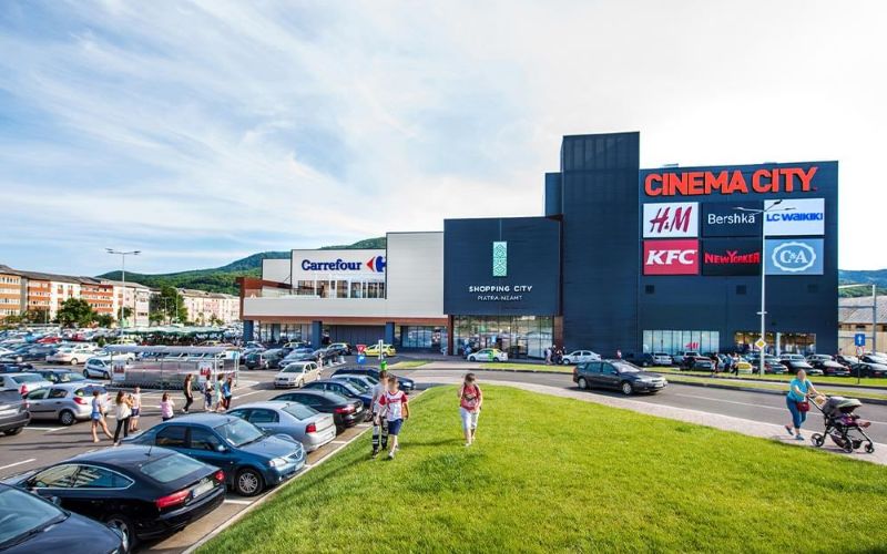 Produs alimentar expirat de nouă luni, vândut în Carrefour-ul din Piatra‑Neamț nepi