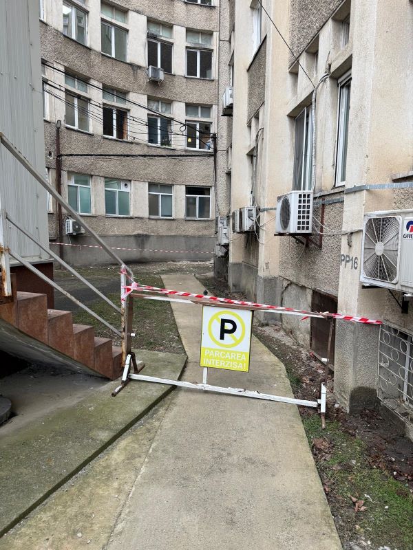 Atenție, cade tencuiala la Spitalul Județean, cu tot cu aparate de aer condiționat- au intervenit pompierii de să rezolve problema 1 zona inchisa spital