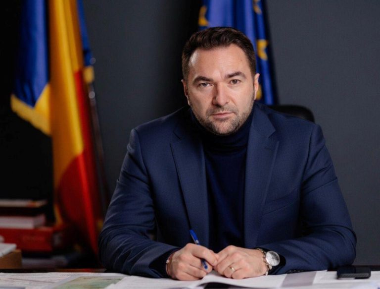 Primarul Adrian Niță le cere șefilor societăților din subordinea CL Piatra-Neamț să-și reducă salariile și indemnizațiile Adrian Niță