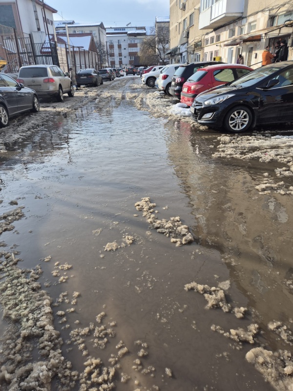 Imaginea zilei. Așa își așteaptă părinții copiii care termină orele la Liceul Vasile Conta, din Târgu-Neamț 2 WhatsApp Image 2026 02 19 at 17.18.59