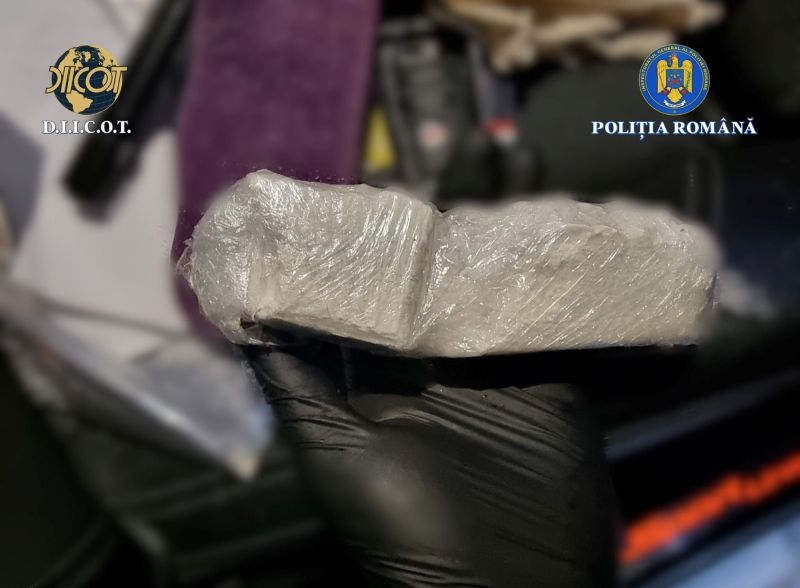 DIICOT: doi reținuți pentru trafic de droguri de mare risc, vânzări și în Piatra-Neamț. Peste 330 g de 4-CMC, găsite la percheziții 2 WhatsApp Image 2026 02 20 at 08.53.44