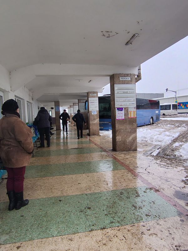 FOTO&VIDEO De ce nu au ajuns elevii navetiști, miercuri, la Piatra-Neamț?! 2 autogara autobuze 2