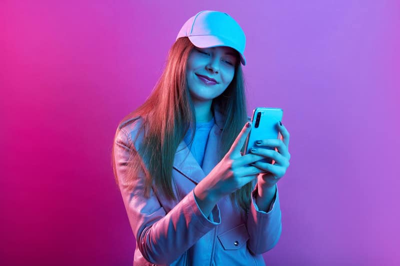 femei cu telefon 3 resize - Religia pentru oamenii grăbiți / De la Adam la TikTok