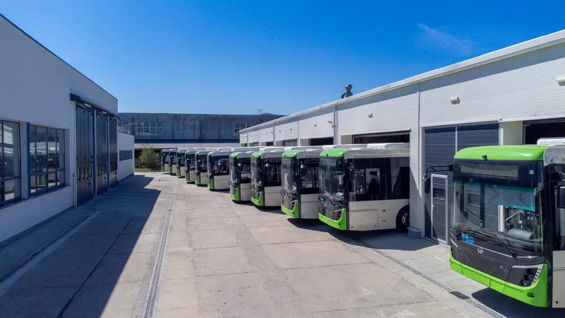 Propunere / Un nou sistem modern de taxare la Societatea Transport Public Neamț 2 stpn autobuze aliniate in fata garajului.jpg resize