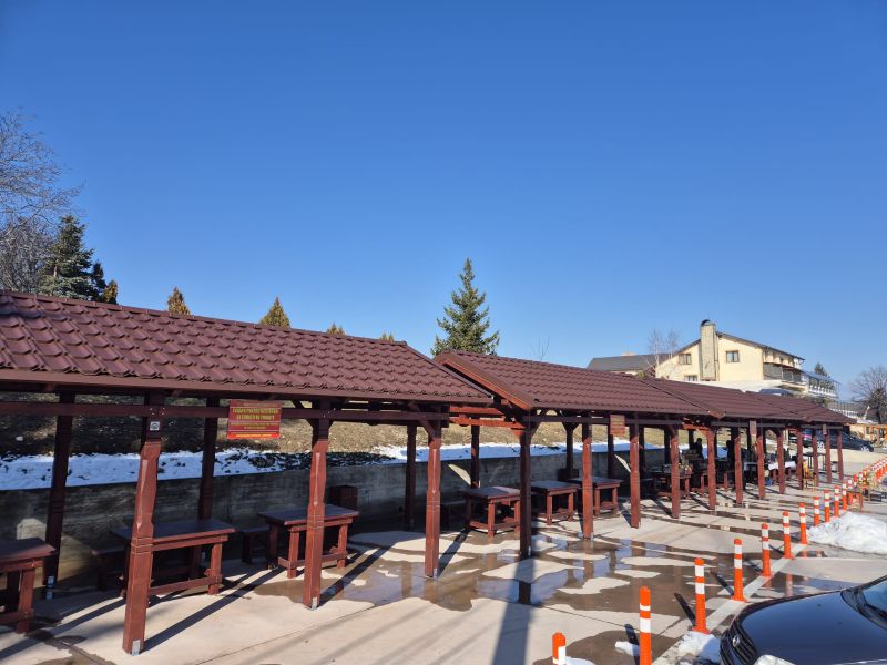 Piață pentru producătorii locali din Agapia, lângă pensiunea „Văratec” 2 targ 1 n