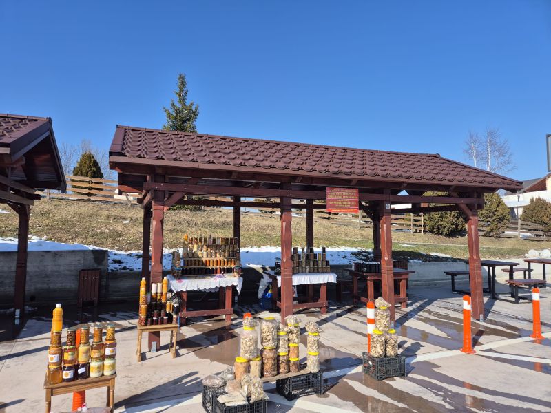 Piață pentru producătorii locali din Agapia, lângă pensiunea „Văratec” 3 targ 2