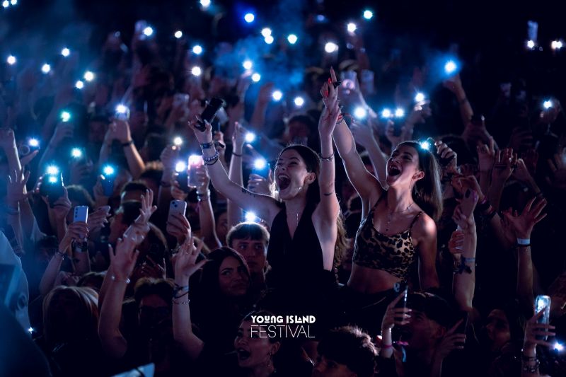 Young Island Festival anunță primii artiști ai ediției 2026 – „Community”, o ediție dedicată spiritului băcăuan și marilor nume care au scris istoria festivalului 3 2 1