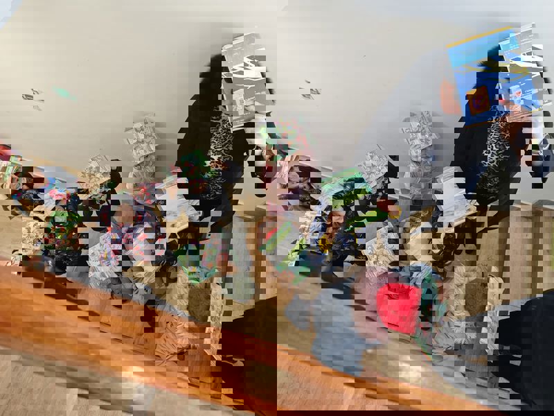 Foto. Exercițiul “Nu tremur la cutremur!” în Neamț – Ziua Protecției Civile 2 Elevi cu carti pe cap pe scari