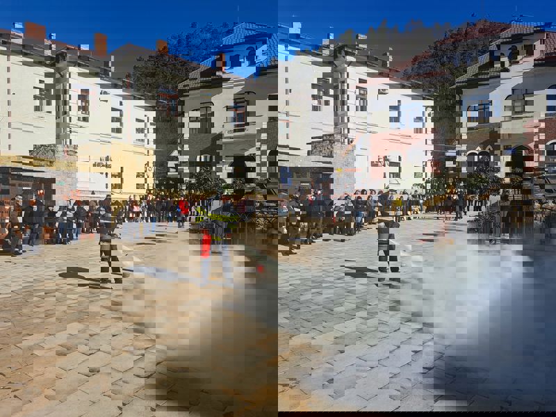 Foto. Exercițiul “Nu tremur la cutremur!” în Neamț – Ziua Protecției Civile 1 In fata Primariei Piatra