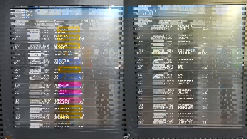 Video - foto. Părinții își așteaptă copiii să revină din Dubai, pe aeroportul Henri Coandă 1 WhatsApp Image 2026 03 06 at 09.48.22