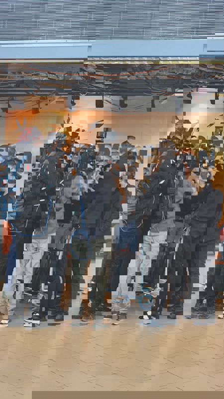 Video - foto. Părinții își așteaptă copiii să revină din Dubai, pe aeroportul Henri Coandă 2 WhatsApp Image 2026 03 06 at 09.48.30