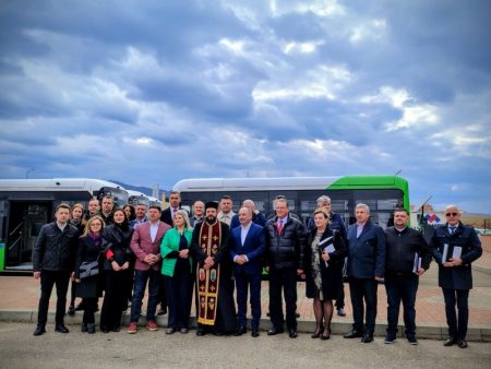 Video – foto. Președintele CJ Neamț, Daniel Harpa, a înmânat cheile autobuzelor electrice pentru transport școlar WhatsApp Image 2026 03 18 at 16.31.05