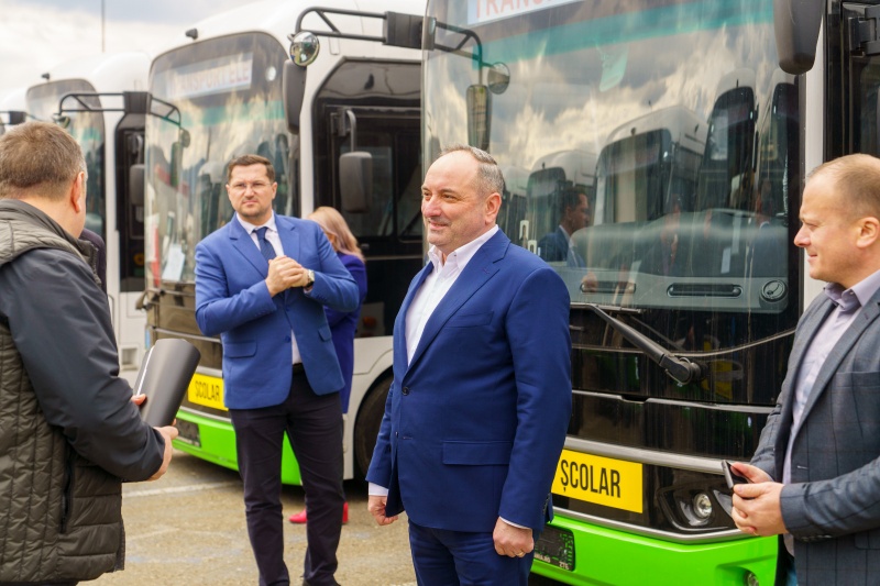 Video – foto. Președintele CJ Neamț, Daniel Harpa, a înmânat cheile autobuzelor electrice pentru transport școlar 5 WhatsApp Image 2026 03 18 at 16.31.06