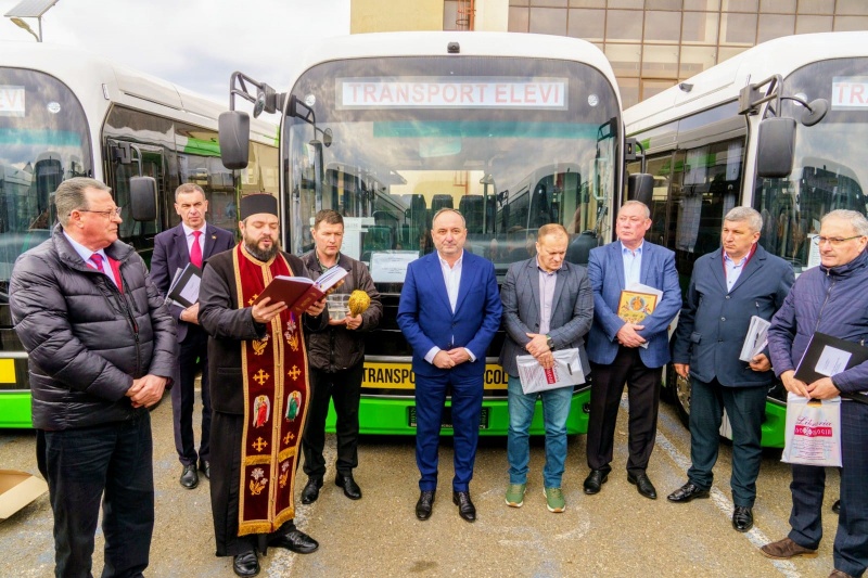 Video – foto. Președintele CJ Neamț, Daniel Harpa, a înmânat cheile autobuzelor electrice pentru transport școlar 4 WhatsApp Image 2026 03 18 at 16.32.07