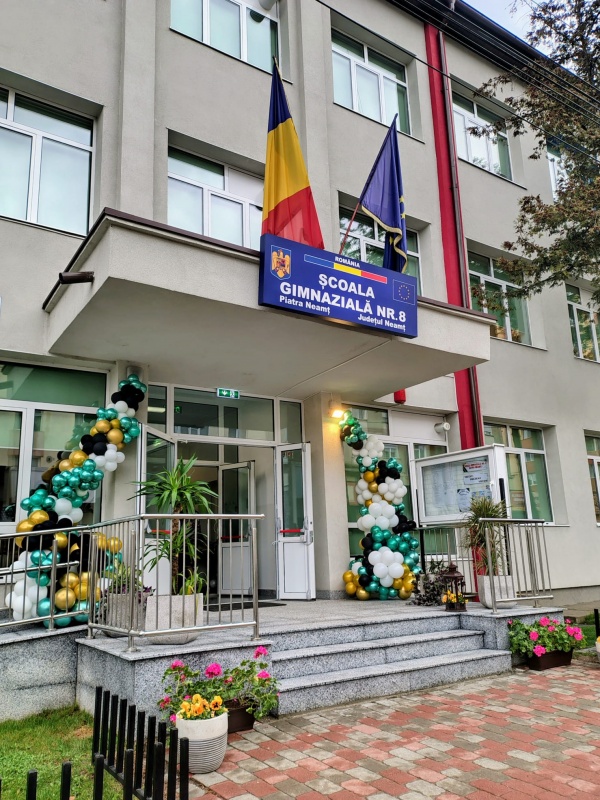 Video-foto. Piatra-Neamț. Sărbătoare la Școala Gimnazială nr. 8 – 50 de ani de la înființare! 2 WhatsApp Image 2026 03 30 at 18.46.03