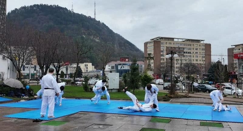 WhatsApp Image 2026 03 31 at 15.59.53 1 - Ziua Jandarmeriei Române sărbătorită la Piatra Neamț. Demonstrații și activități pentru toate vârstele