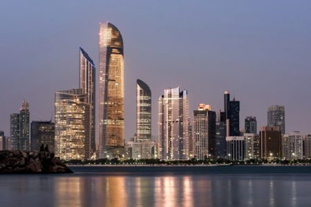 Elevi și profesori din Neamț, blocați în Orientul Mijlociu. IȘJ: deplasări private, elevii sunt în siguranță abu dhabi seascape with skyscrapers