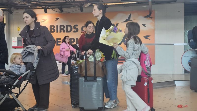 A ajuns în București grupul de copii din Neamț preluați din zonele de conflict din Orientul Mijlociu 2 in aeroport