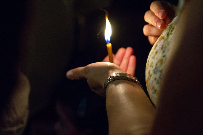 Lumina Învierii - de ce se păstrează lumânarea în casă și când se folosește! 2 lumânare