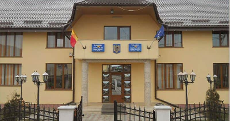 primaria dulcesti - Primarul de Dulcești încă analizează cum va reduce cheltuielile de personal