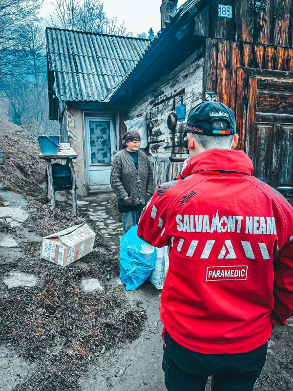Salvamont Neamț. Campanie umanitară în Munții Neamțului pentru o familie fără curent și apă 1 salvamont 2