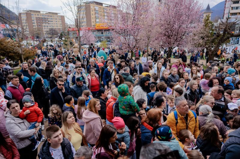 Caravana Iepurasului 1 - FOTO. „Caravana Iepurașului” a cucerit inimile pietrenilor în a doua zi de Paște